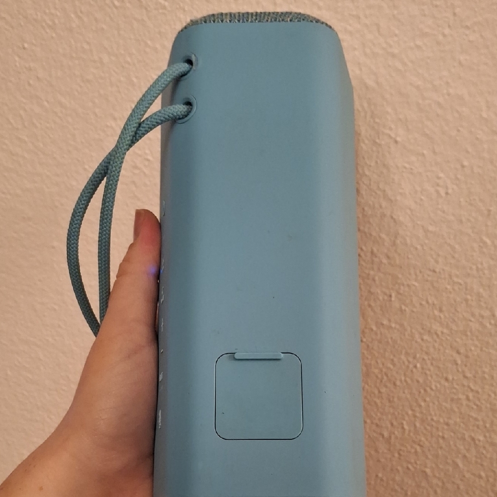 Sony Blue Portable Speaker with Minimalist Design - Picture 6 of 10